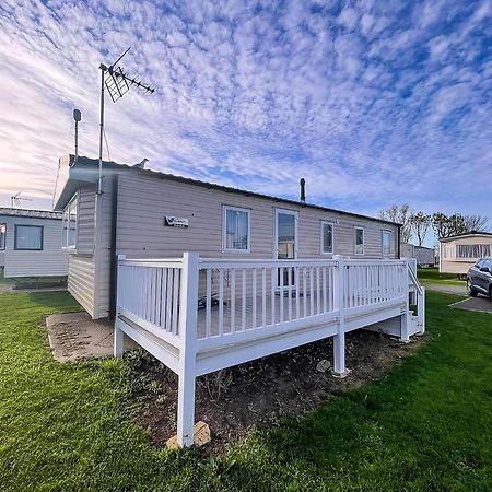 Lovely Caravan With Decking At Seawick Holiday Park In Essex Ref 27471Sw クラクトン・オン・シー エクステリア 写真