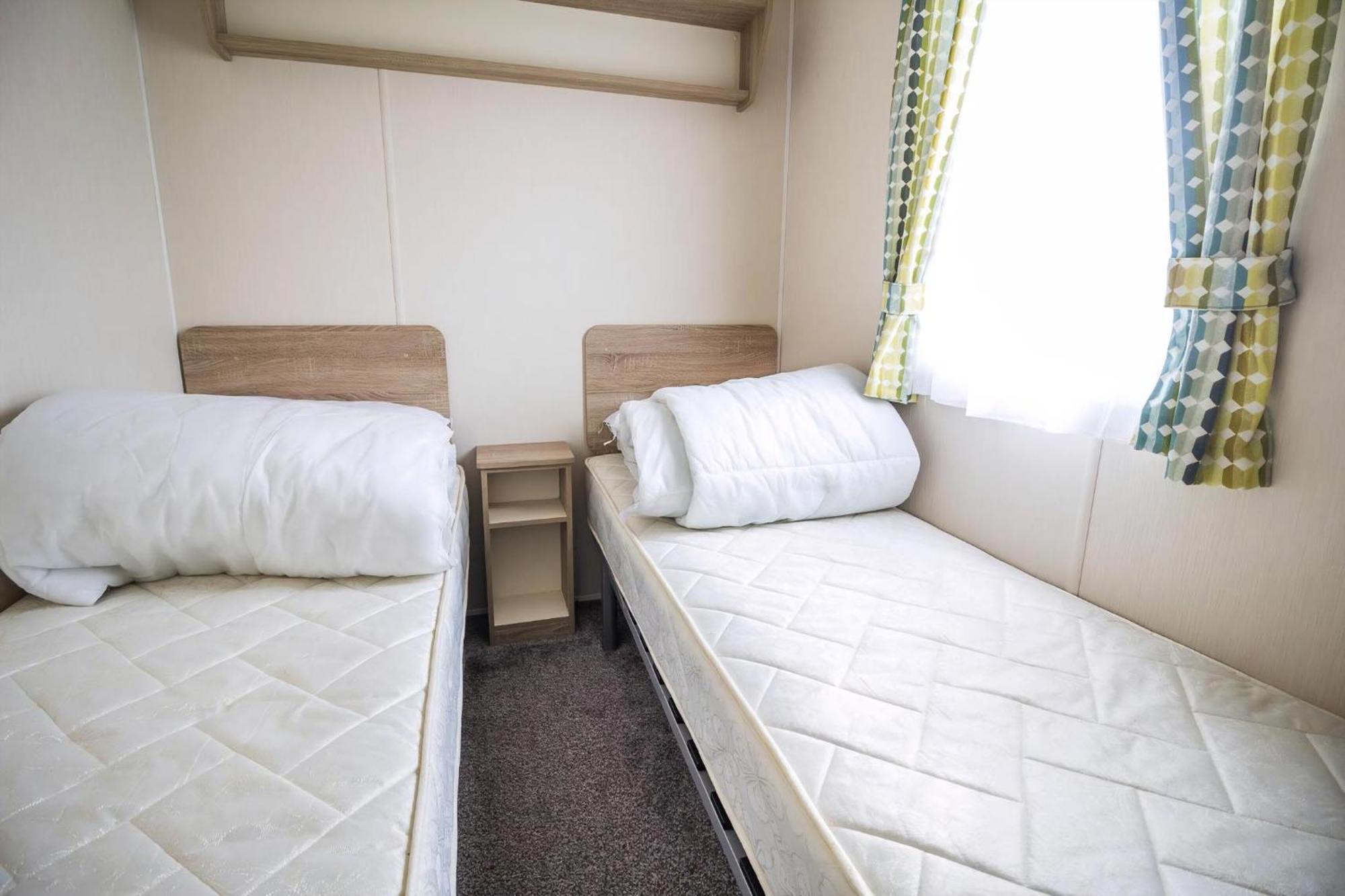 Lovely Caravan With Decking At Seawick Holiday Park In Essex Ref 27471Sw クラクトン・オン・シー エクステリア 写真
