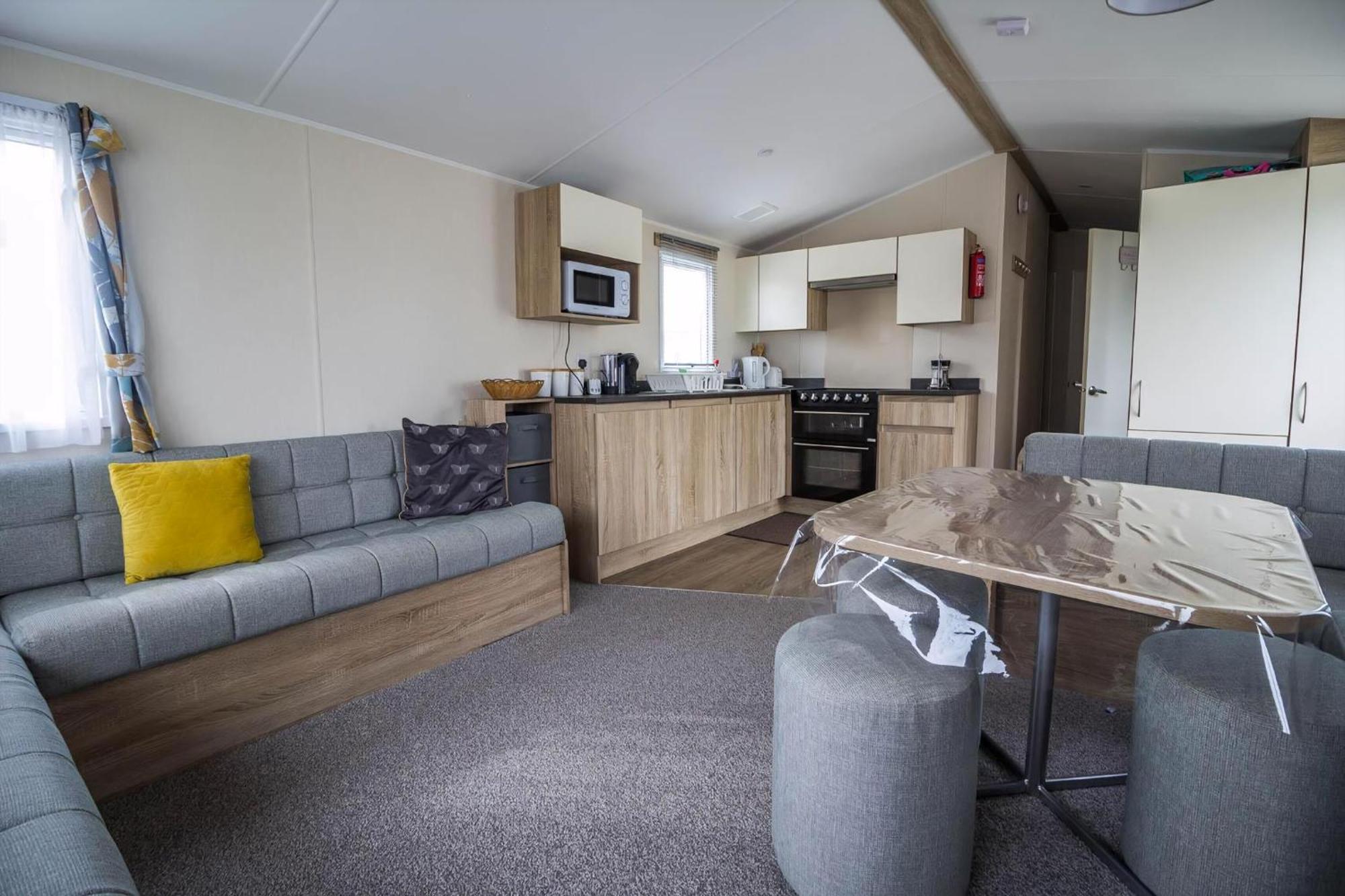 Lovely Caravan With Decking At Seawick Holiday Park In Essex Ref 27471Sw クラクトン・オン・シー エクステリア 写真