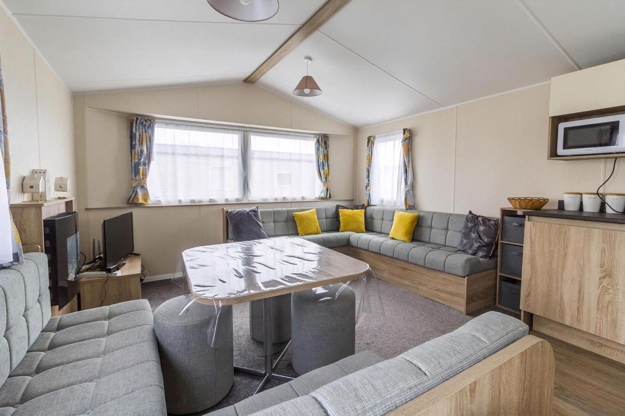 Lovely Caravan With Decking At Seawick Holiday Park In Essex Ref 27471Sw クラクトン・オン・シー エクステリア 写真