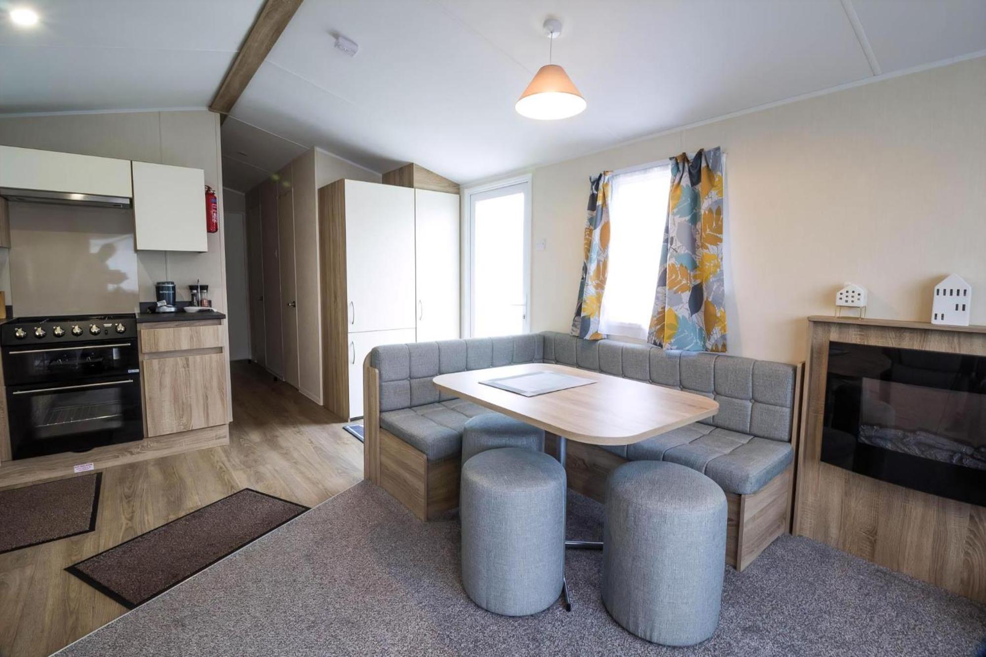 Lovely Caravan With Decking At Seawick Holiday Park In Essex Ref 27471Sw クラクトン・オン・シー エクステリア 写真