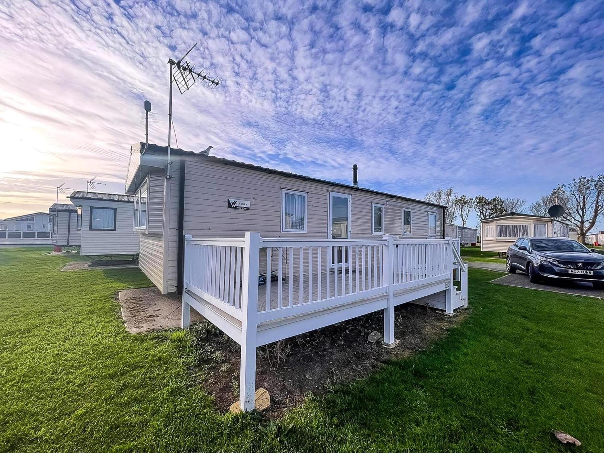 Lovely Caravan With Decking At Seawick Holiday Park In Essex Ref 27471Sw クラクトン・オン・シー エクステリア 写真